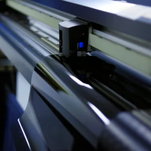 Primer plano de una plotter de corte recortando un rollo de Tintado de Vidrios de automóviles.