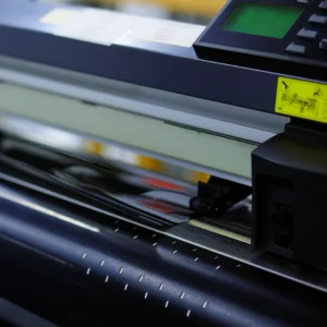 Primer plano de una máquina de corte automática que procesa Tintado de Vidrios de automóviles.