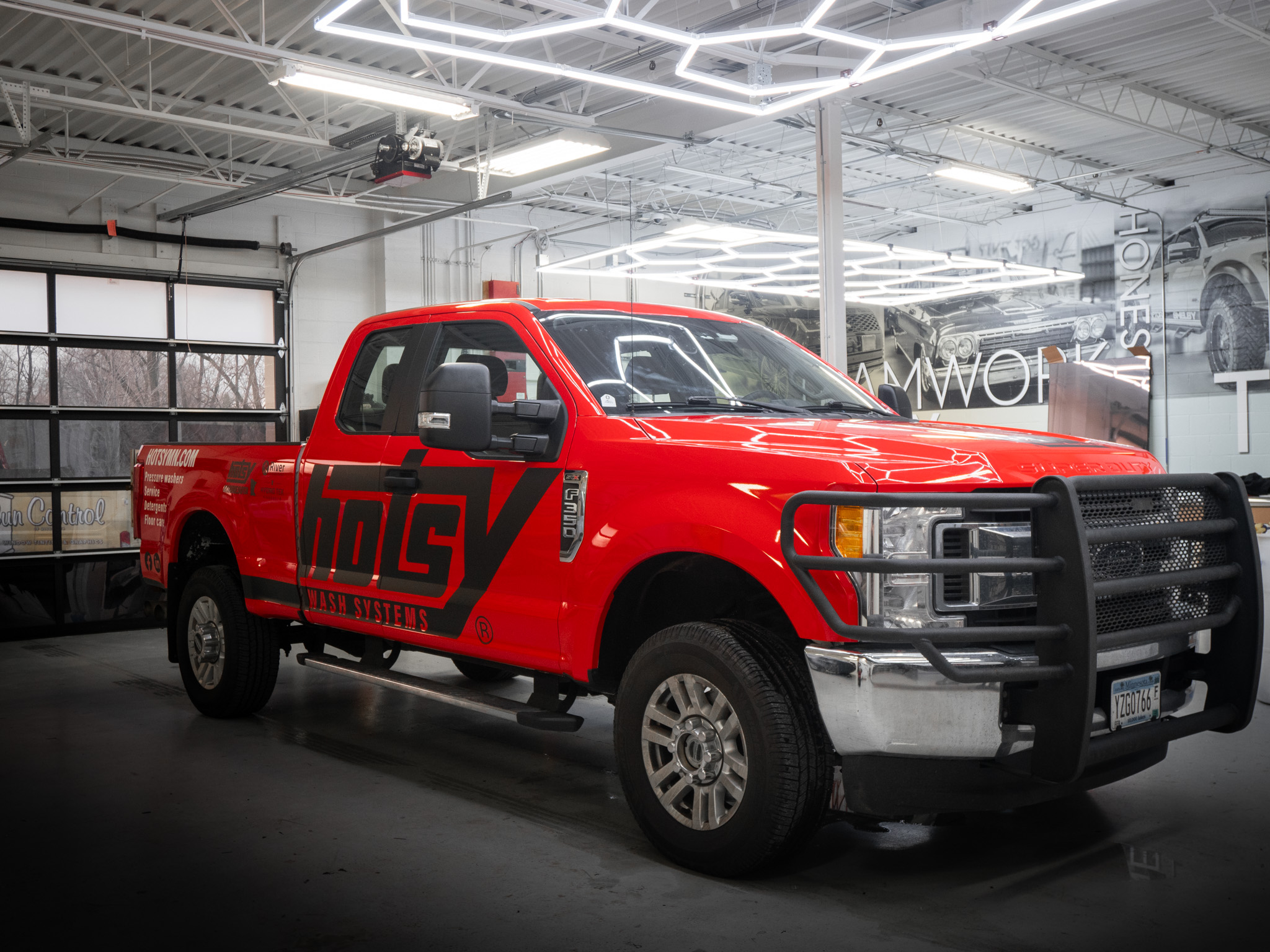 Rotulación en vinilo rojo de 3M con texto en vinilo negro de 3M para Hotsy en Plymouth, Minnesota